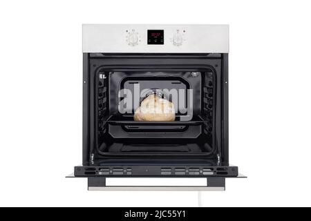 Four électrique avec porte ouverte, éclairage allumé et pain blanc cuit. Vue avant. Isolé sur blanc Banque D'Images
