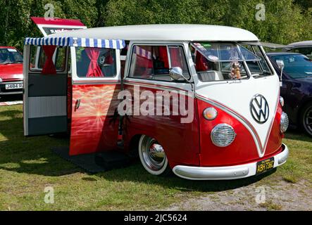 A personnalisé, rouge et blanc, 1965, Volkswagen Type 2, Microbus, Exposé au salon de l'auto Deal Classic 2022 Banque D'Images