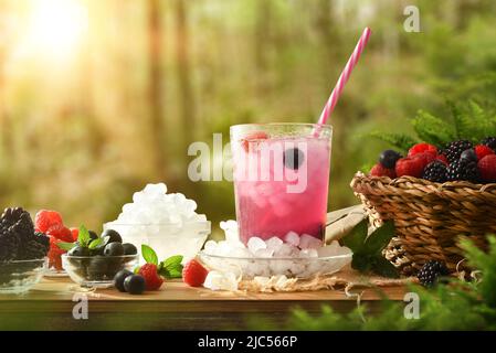 Les baies s'ébouillent avec des bleuets, des framboises et des mûres autour d'elle sur une table en bois à l'extérieur de la forêt. Vue avant. Composition horizontale. Banque D'Images