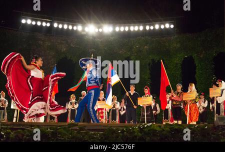 Participants vêtus de costumes traditionnels en scène du 23rd Festival International du folklore au Théâtre d'été, Varna Bulgarie 2014 Banque D'Images