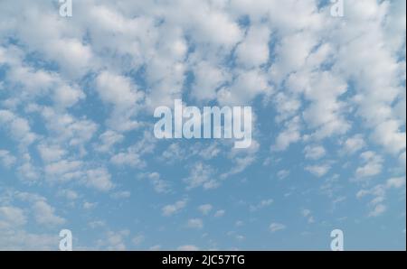 Ciel bleu avec des nuages patchy blancs. Également connu sous le nom de nuages d'Altocumulus. Banque D'Images