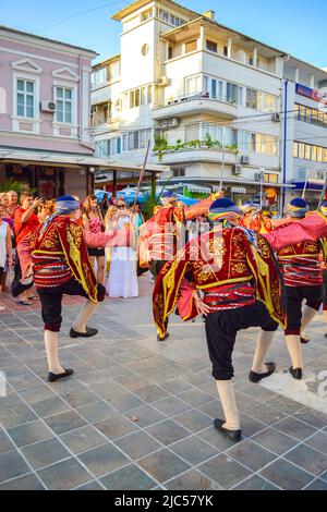 Danseurs turcs vêtus de costumes traditionnels se présentant à la procession de rue de 23rd Festival International de folklore, Varna Bulgarie 2014 Banque D'Images