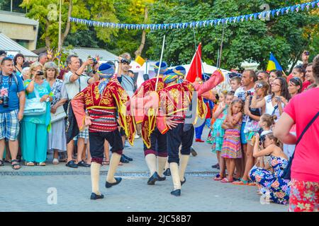 Danseurs turcs vêtus de costumes traditionnels se présentant à la procession de rue de 23rd Festival International de folklore, Varna Bulgarie 2014 Banque D'Images