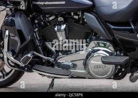 2022 Harley-Davidson Road Glide Limited moto sur le stationnement en asphalte le jour du printemps - vue rapprochée du moteur à Tula, Russie - 5 juin 2022 Banque D'Images