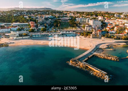 Vue aérienne de la plage de Tamariz avec le Casino Estoril au bout du jardin et l'hôtel Palacio sur la droite Banque D'Images