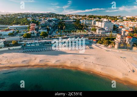 Vue aérienne de la plage de Tamariz avec le Casino Estoril au bout du jardin et l'hôtel Palacio sur la droite Banque D'Images