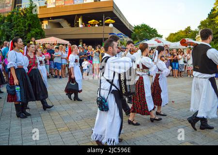Danseurs serbes vêtus de costumes traditionnels se présentant à la procession de rue de 24th Festival International de folklore, Varna Bulgarie 2015 Banque D'Images