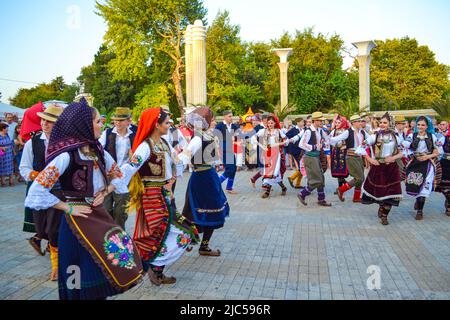 Danseurs serbes vêtus de costumes traditionnels se présentant à la procession de rue de 23rd Festival International de folklore, Varna Bulgarie 2014 Banque D'Images