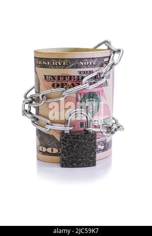 rouleau de billets de banque en dollars enveloppés d'une chaîne avec cadenas isolé sur fond blanc Banque D'Images