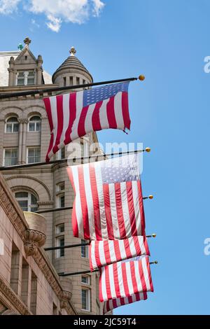 Drapeaux AMÉRICAINS sur l'ancien bureau de poste à Washington, D.C., États-Unis. Drapeaux AMÉRICAINS aux étoiles et rayures au soleil. Banque D'Images