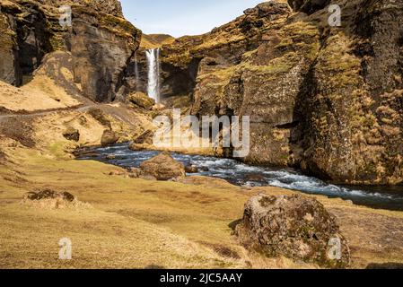 Chemin vers la magnifique cascade de Kvernufoss, située dans la gorge cachée de Kvernugil près de Skóga, sur la côte sud de l'Islande, près de la route 1 / périphérique Banque D'Images