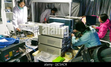 (220610) -- LHASSA, 10 juin 2022 (Xinhua) -- des scientifiques travaillent à l'Observatoire Ngari des observatoires astronomiques nationaux (OAN) dans la préfecture de Ngari, dans la région autonome du Tibet du sud-ouest de la Chine, le 19 décembre 2016. (Observatoire NAO Ngari/document via Xinhua) Banque D'Images