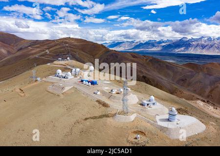 (220610) -- LHASSA, 10 juin 2022 (Xinhua) -- photo aérienne prise sur 20 juillet 2021 montre l'Observatoire Ngari des observatoires astronomiques nationaux (OAN) dans la préfecture de Ngari, dans la région autonome du Tibet du sud-ouest de la Chine. (Observatoire NAO Ngari/document via Xinhua) Banque D'Images