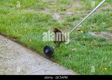 Utilisez un coupe-herbe à l'aide d'un coupe-herbe Banque D'Images