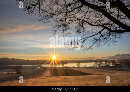 Tachinger se reporter à la rubrique von Taching aus gesehen Banque D'Images