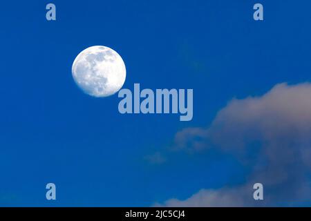 Vollmond und Wolken in der Abenddämmerung, Schweiz *** Légende locale *** soir, crépuscule, ciel du soir, Astro, astronomie, crépuscule, ciel, corps du ciel, lune, concert Banque D'Images