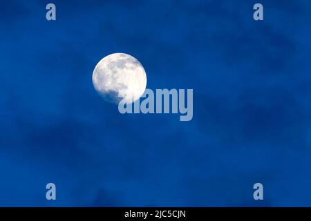 Vollmond und Wolken in der Abenddämmerung, Schweiz *** Légende locale *** soir, crépuscule, ciel du soir, Astro, astronomie, crépuscule, ciel, corps du ciel, lune, concert Banque D'Images