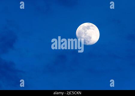 Vollmond und Wolken in der Abenddämmerung, Schweiz *** Légende locale *** soir, crépuscule, ciel du soir, Astro, astronomie, crépuscule, ciel, corps du ciel, lune, concert Banque D'Images