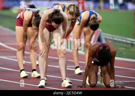 Les athlètes sont épuisés après la compétition dans les 1500m femmes lors du Gala d'or de la Ligue des diamants de l'IAAF au stade Olimpic à Rome (Italie), 9 juin Banque D'Images