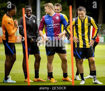 ZEIST - Denzel Dumfries, Bruno Martins Indi, Matthijs de Ligt, Stefan de Vrij et Steven Berghuis de l'équipe nationale néerlandaise portent le maillot de leur ancien club amateur pendant l'échauffement avant l'entraînement. Avec cette ode au maillot amateur, l'équipe Orange lance le week-end de la Journée nationale de football. KOEN VAN WEEL Banque D'Images