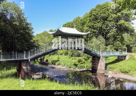 Le pont chinois, conçu par Weir Schultz en 1899 pour être construit sur la rivière Lugar sur le domaine de Dumfries, près de Cumnock. Écosse, Royaume-Uni Banque D'Images