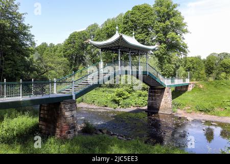 Le pont chinois, conçu par Weir Schultz en 1899 pour être construit sur la rivière Lugar sur le domaine de Dumfries, près de Cumnock. Écosse, Royaume-Uni Banque D'Images