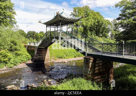 Le pont chinois, conçu par Weir Schultz en 1899 pour être construit sur la rivière Lugar sur le domaine de Dumfries, près de Cumnock. Écosse, Royaume-Uni Banque D'Images