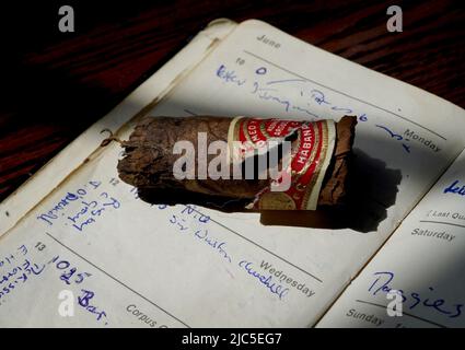 Une vue de la fusée de cigare fumée par Sir Winston Churchill qui doit être mise aux enchères à Bellmans Auctioneers à Newlivre, West Sussex. Il reste cinq centimètres du Romeo y Julieta, Habana, que Churchill a fumé lors d'un vol à destination de Nice le mercredi 12th juin 1963, et a été enregistré dans le journal de Iris White, une hôtesse de l'air de British European Airways (BEA). Le talon est l'un des articles relatifs à Churchill à la vente le 14th juillet. Date de la photo: Vendredi 10 juin 2022. Banque D'Images