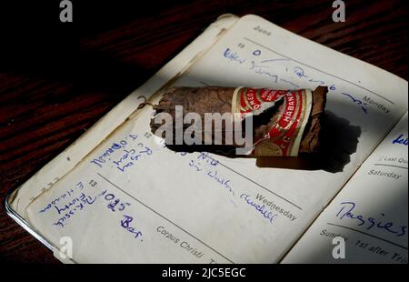 Une vue de la fusée de cigare fumée par Sir Winston Churchill qui doit être mise aux enchères à Bellmans Auctioneers à Newlivre, West Sussex. Il reste cinq centimètres du Romeo y Julieta, Habana, que Churchill a fumé lors d'un vol à destination de Nice le mercredi 12th juin 1963, et a été enregistré dans le journal de Iris White, une hôtesse de l'air de British European Airways (BEA). Le talon est l'un des articles relatifs à Churchill à la vente le 14th juillet. Date de la photo: Vendredi 10 juin 2022. Banque D'Images