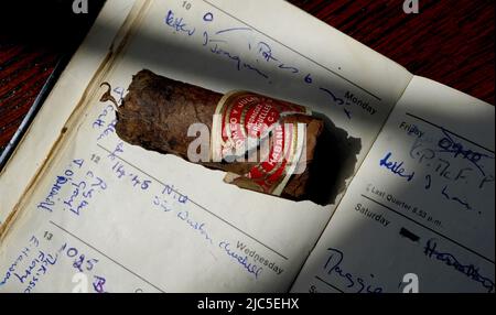 Une vue de la fusée de cigare fumée par Sir Winston Churchill qui doit être mise aux enchères à Bellmans Auctioneers à Newlivre, West Sussex. Il reste cinq centimètres du Romeo y Julieta, Habana, que Churchill a fumé lors d'un vol à destination de Nice le mercredi 12th juin 1963, et a été enregistré dans le journal de Iris White, une hôtesse de l'air de British European Airways (BEA). Le talon est l'un des articles relatifs à Churchill à la vente le 14th juillet. Date de la photo: Vendredi 10 juin 2022. Banque D'Images