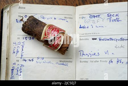 Une vue de la fusée de cigare fumée par Sir Winston Churchill qui doit être mise aux enchères à Bellmans Auctioneers à Newlivre, West Sussex. Il reste cinq centimètres du Romeo y Julieta, Habana, que Churchill a fumé lors d'un vol à destination de Nice le mercredi 12th juin 1963, et a été enregistré dans le journal de Iris White, une hôtesse de l'air de British European Airways (BEA). Le talon est l'un des articles relatifs à Churchill à la vente le 14th juillet. Date de la photo: Vendredi 10 juin 2022. Banque D'Images