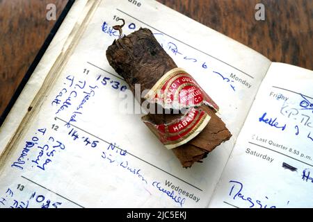 Une vue de la fusée de cigare fumée par Sir Winston Churchill qui doit être mise aux enchères à Bellmans Auctioneers à Newlivre, West Sussex. Il reste cinq centimètres du Romeo y Julieta, Habana, que Churchill a fumé lors d'un vol à destination de Nice le mercredi 12th juin 1963, et a été enregistré dans le journal de Iris White, une hôtesse de l'air de British European Airways (BEA). Le talon est l'un des articles relatifs à Churchill à la vente le 14th juillet. Date de la photo: Vendredi 10 juin 2022. Banque D'Images