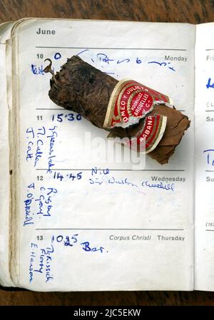 Une vue de la fusée de cigare fumée par Sir Winston Churchill qui doit être mise aux enchères à Bellmans Auctioneers à Newlivre, West Sussex. Il reste cinq centimètres du Romeo y Julieta, Habana, que Churchill a fumé lors d'un vol à destination de Nice le mercredi 12th juin 1963, et a été enregistré dans le journal de Iris White, une hôtesse de l'air de British European Airways (BEA). Le talon est l'un des articles relatifs à Churchill à la vente le 14th juillet. Date de la photo: Vendredi 10 juin 2022. Banque D'Images