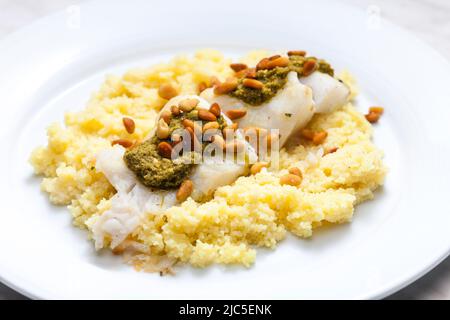 morue au pesto vert et aux graines de pin au couscous Banque D'Images