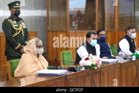 Dhaka. 10th juin 2022. Le Premier ministre bangladais, Sheikh Hasina, parle de 9 juin 2022 au Parlement de Dhaka, au Bangladesh. Le gouvernement du Bangladesh a dévoilé un budget national record de près de 7 billions-taka (environ 76,18 milliards de dollars américains) pour l'exercice 2022-23 à compter de juillet. Le ministre des Finances, AHM Mustafa Kamal, a présenté jeudi au Parlement le budget annuel du gouvernement du Premier ministre Sheikh Hasina. Credit: Xinhua/Alay Live News Banque D'Images