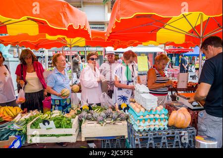 Canet-en-Roussillon, France, Groupe femmes âgées Shopping dans le marché français des fermiers de rue (près de Perpignan), prix des denrées alimentaires Banque D'Images