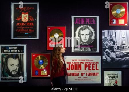 Londres, Royaume-Uni. 10th juin 2022. Un membre du personnel voit des affiches à l'aperçu de "Live in session: Propriété des archives John Peel" à Bonhams Knightsbridge. Des articles de la collection musicale de feu John Peel, le regretté DJ, journaliste et radiodiffuseur de la BBC radio, sont mis en vente le 14 juin. Crédit : Stephen Chung/Alay Live News Banque D'Images