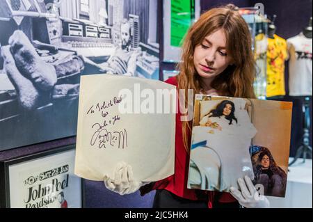 Londres, Royaume-Uni. 10th juin 2022. John Lennon/Yoko Ono: Une copie autographiée de l'album, Unfinished Music No. 2: Life with the Lions, 1969, The Inner Sleeve, estimation: £6 000-8 000 avec divers posters et disques d'or - Un aperçu de la Live In session: Propriété de la vente d'archives de John à Bonhams Knightsbridge Peel. La vente elle-même aura lieu le mardi 14 juin. Crédit : Guy Bell/Alay Live News Banque D'Images