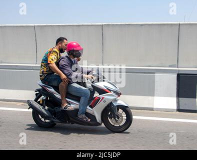 SAMUT PRAKAN, THAÏLANDE, APR 16 2022, les gens se promette sur une moto sur une autoroute Banque D'Images