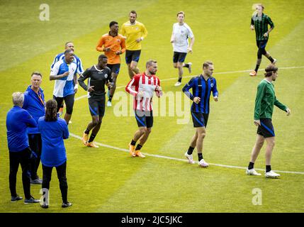 ZEIST - Steven Bergwijn, Memphis Depay, Bruno Martins Indi, Denzel Dumfries, Stefan de Vrij, Vincent Janssen, Frenkie de Jong, Teun Koopmeiners, Noa Lang et Hans Hateboer de l'équipe nationale néerlandaise portent le maillot de leur ancienne équipe pendant l'échauffement avant l'entraînement. Club amateur. Avec cette ode au maillot amateur, l'équipe Orange lance le week-end de la Journée nationale de football. KOEN VAN WEEL Banque D'Images