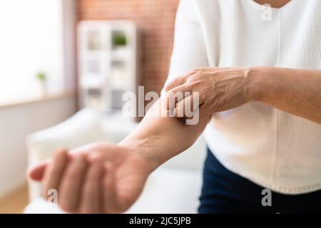 Femme rayant la peau du corps avec des allergies Banque D'Images