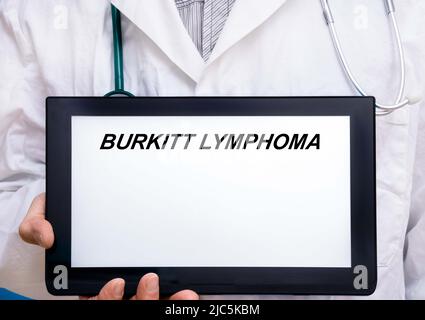 Lymphome de Burkitt. Médecin présentant une maladie rare ou orpheline texte sur l'écran du comprimé Burkitt Lymphoma Banque D'Images