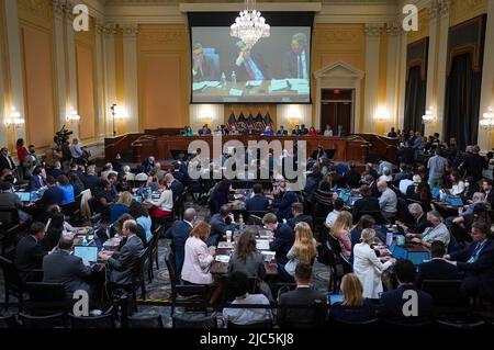 Washington, DC, États-Unis. 9th juin 2022. La vidéo de l'ancien procureur général William P. Barr est présentée comme le comité spécial de la Chambre des communes le 6 janvier tient sa première audience publique sur Capitol Hill jeudi, 9 juin 2021. Crédit: Jabin Botsford/Pool via CNP/Media Punch/Alay Live News Banque D'Images