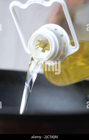 Verser de l'huile végétale dans la poêle. Banque D'Images