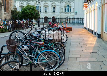 Vélos garés sur St Mary's Street dans le centre-ville de Cambridge, en Angleterre. Banque D'Images