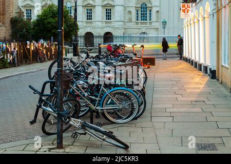 Soirée sur St Mary's Street dans le centre-ville de Cambridge, Angleterre. Banque D'Images