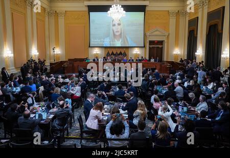 Washington, DC, États-Unis. 9th juin 2022. La vidéo d'Ivanka Trump est vue sur un écran alors que le comité spécial de la Chambre des communes du 6 janvier tient sa première audience publique sur Capitol Hill jeudi, 9 juin 2021. Crédit: Jabin Botsford/Pool via CNP/Media Punch/Alay Live News Banque D'Images