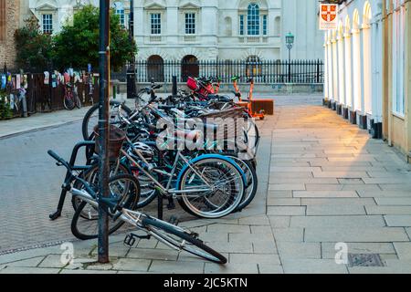 Vélos garés sur St Mary's Street dans le centre-ville de Cambridge, en Angleterre. Banque D'Images