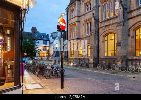 La nuit tombe dans le centre-ville de Cambridge, Angleterre. Banque D'Images