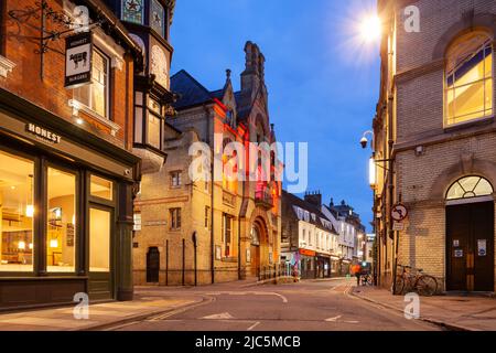 Aube dans le centre-ville de Cambridge, Angleterre. Banque D'Images